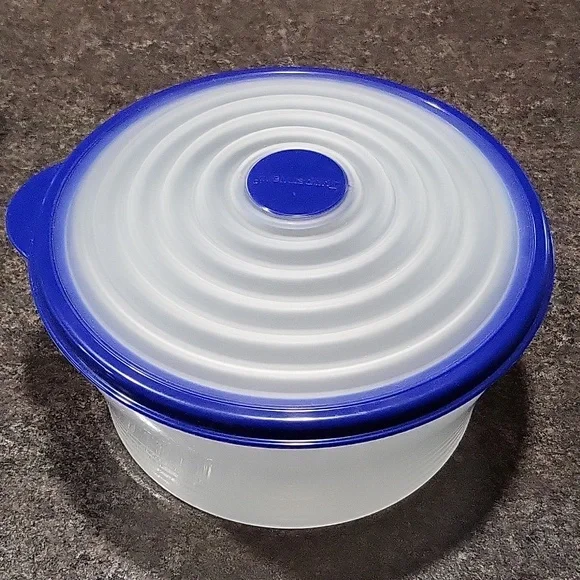 Tupperware Stuffable 8 cup Container - Picture 2 of 5